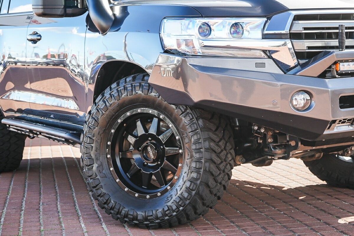 Toyota Landcruiser image 2