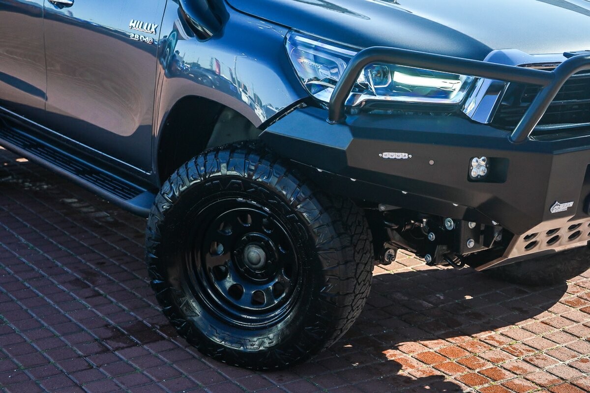 Toyota Hilux image 2