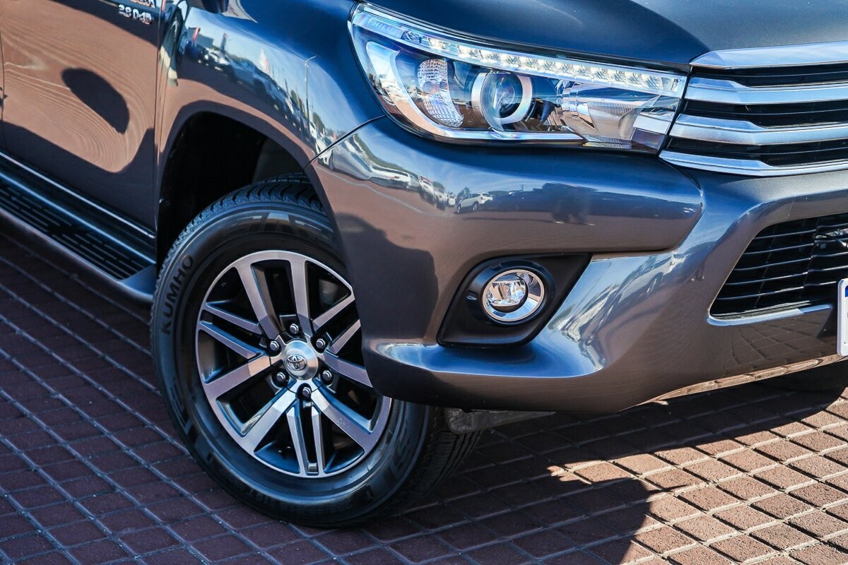 Toyota Hilux image 2