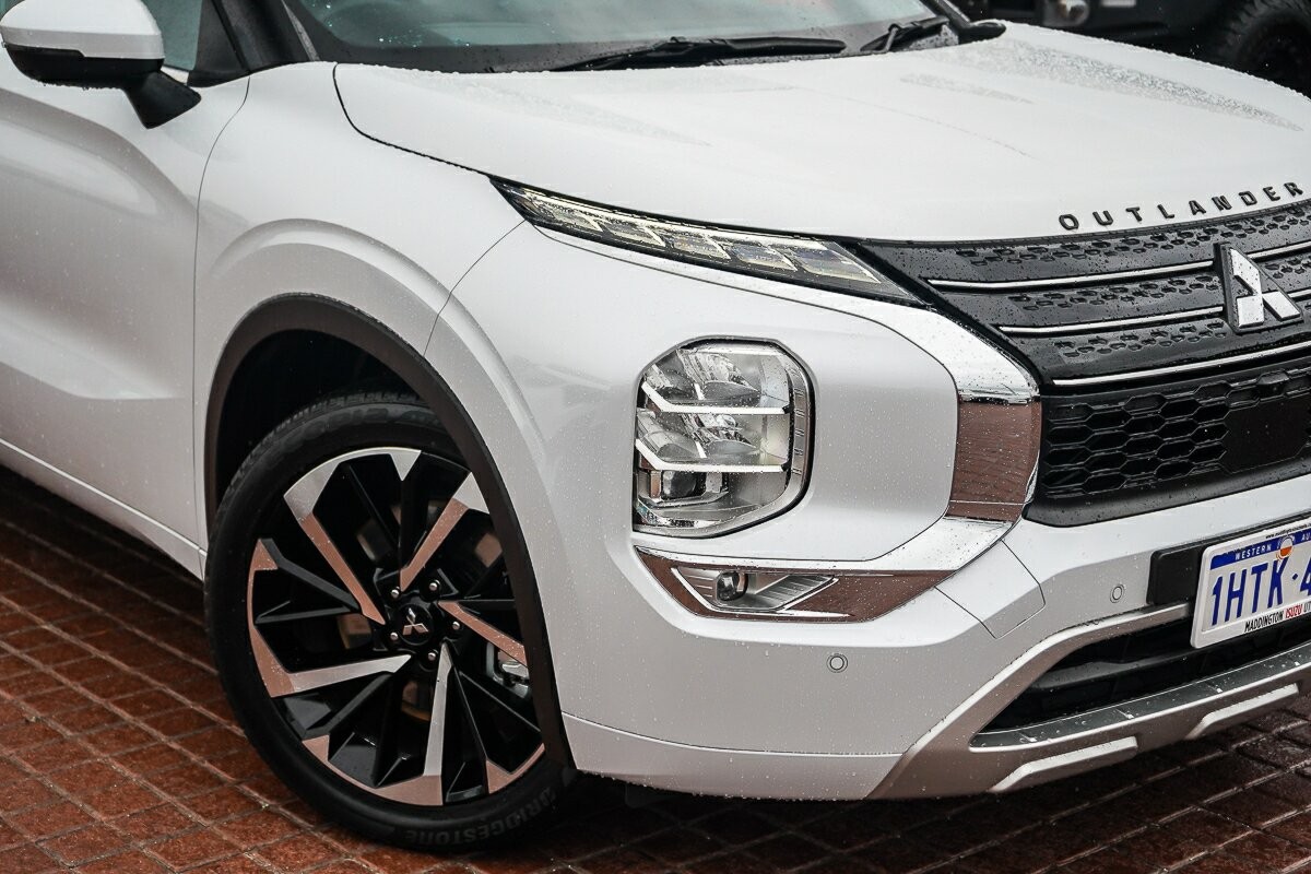 Mitsubishi Outlander image 2