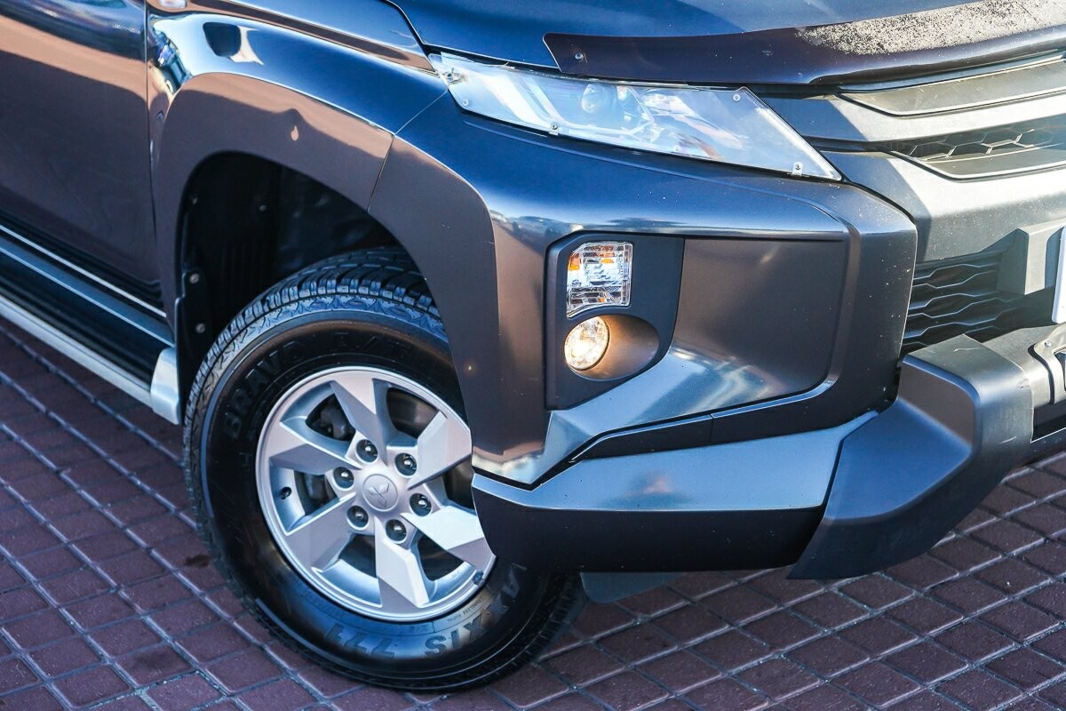 Mitsubishi Triton image 2