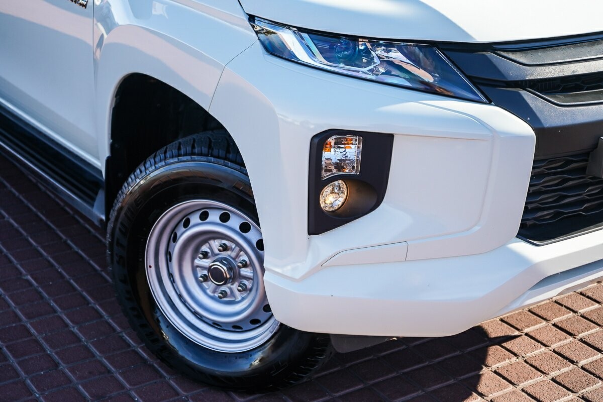 Mitsubishi Triton image 2