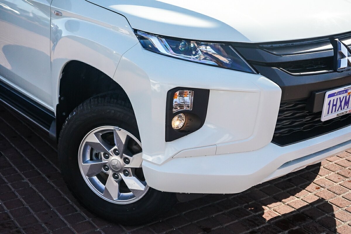Mitsubishi Triton image 2