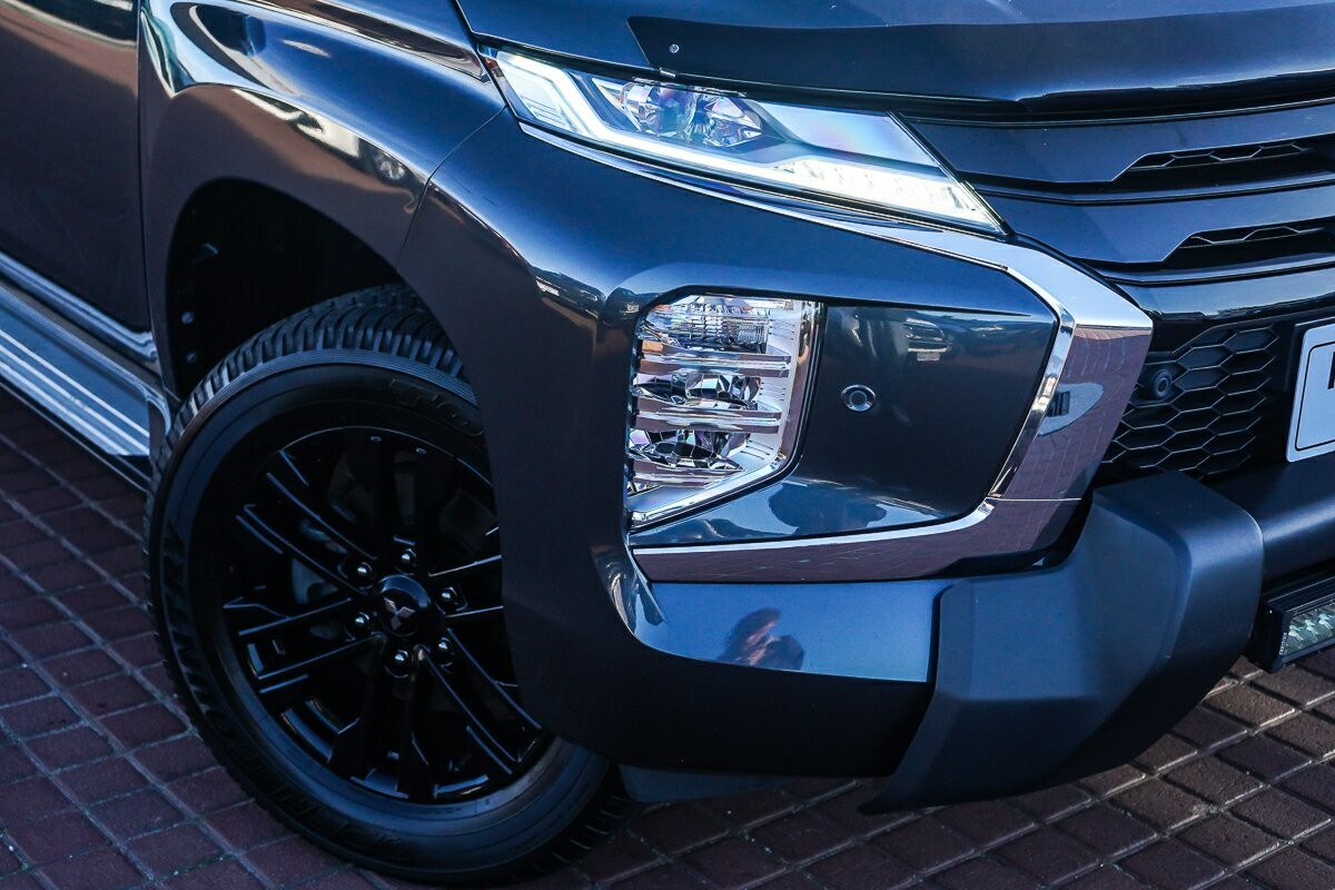 Mitsubishi Pajero Sport image 2