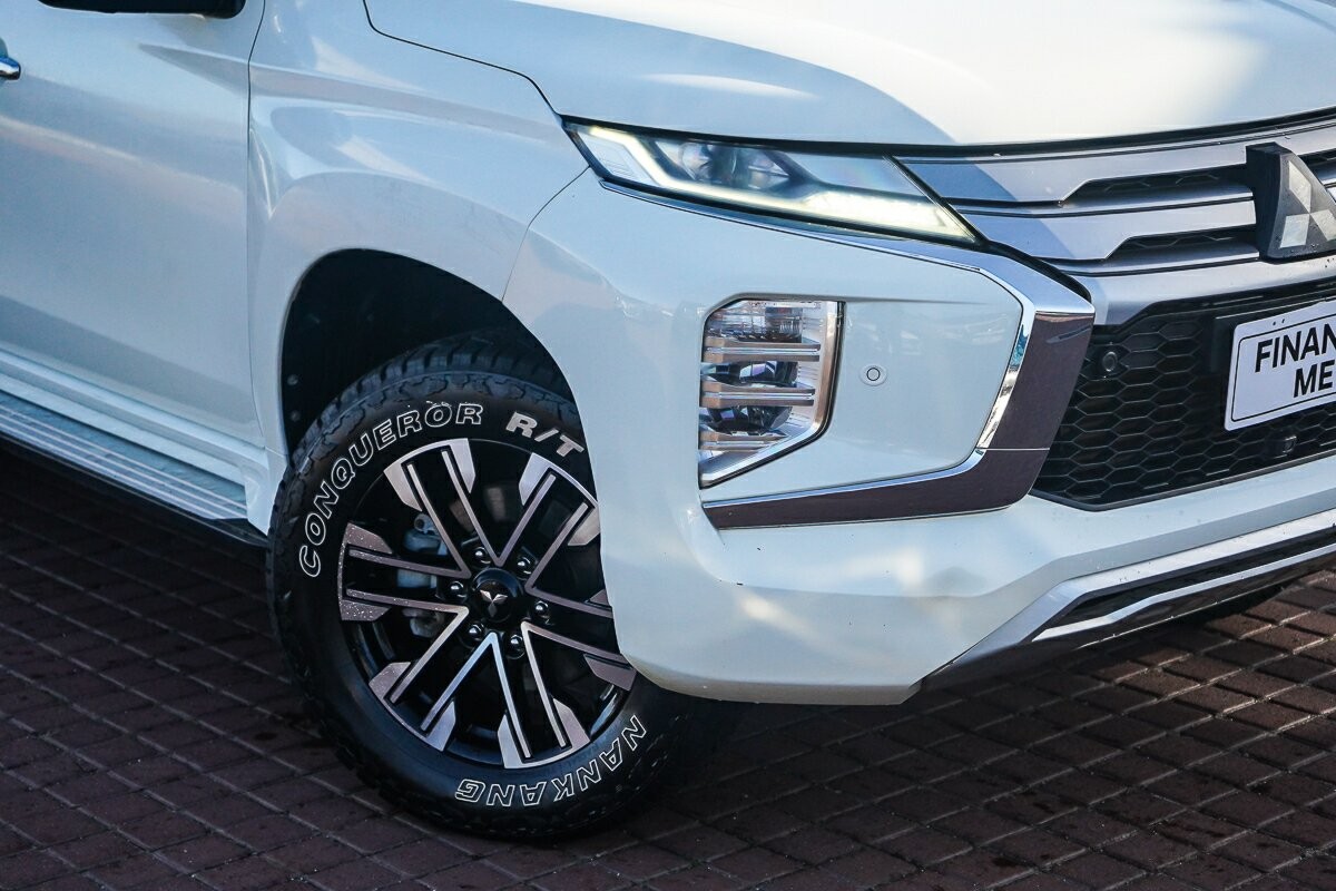 Mitsubishi Pajero Sport image 2