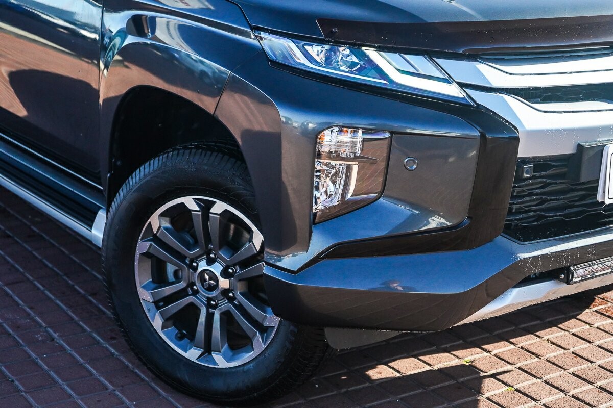 Mitsubishi Triton image 2