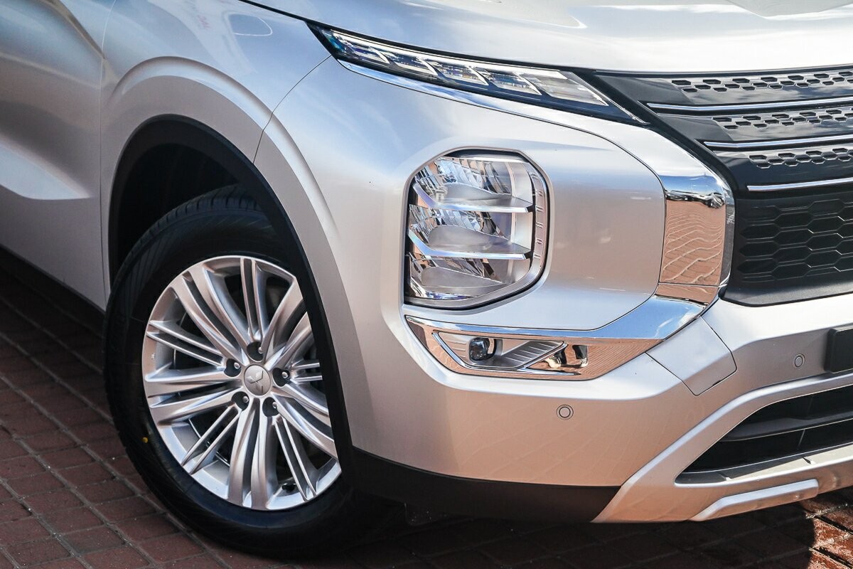Mitsubishi Outlander image 2