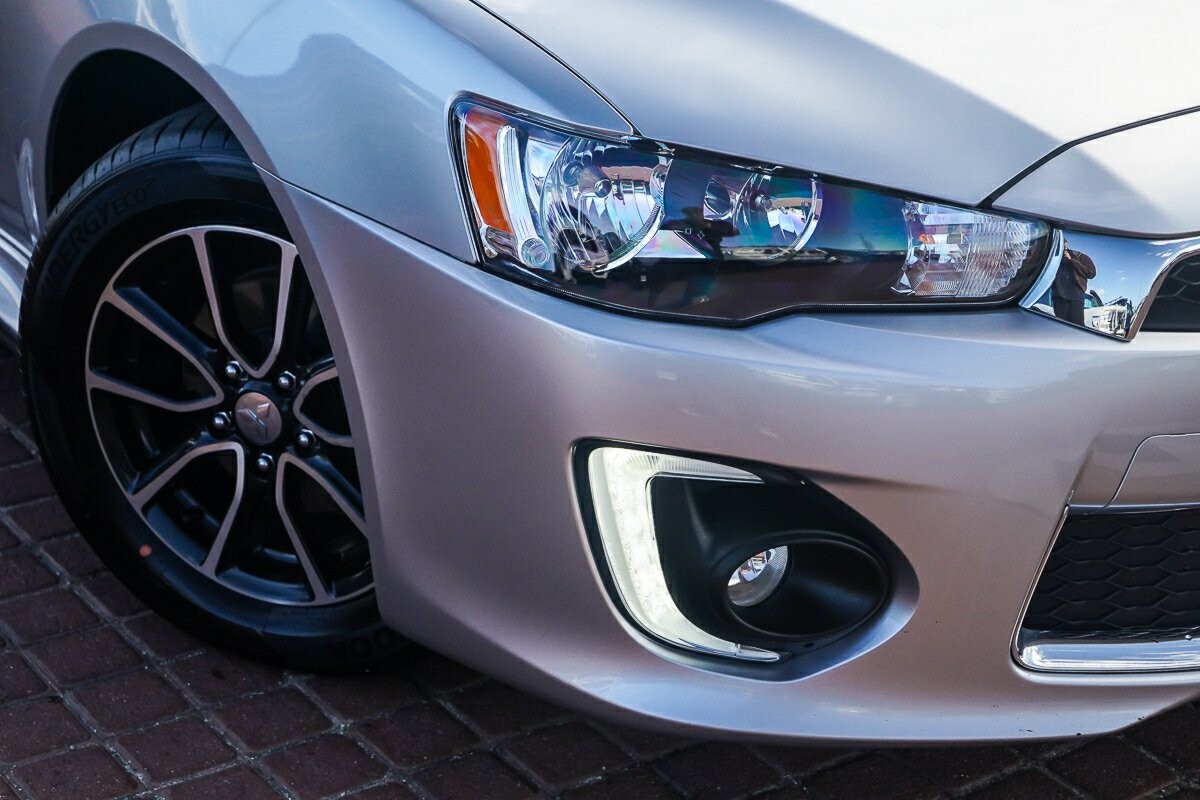 Mitsubishi Lancer image 2