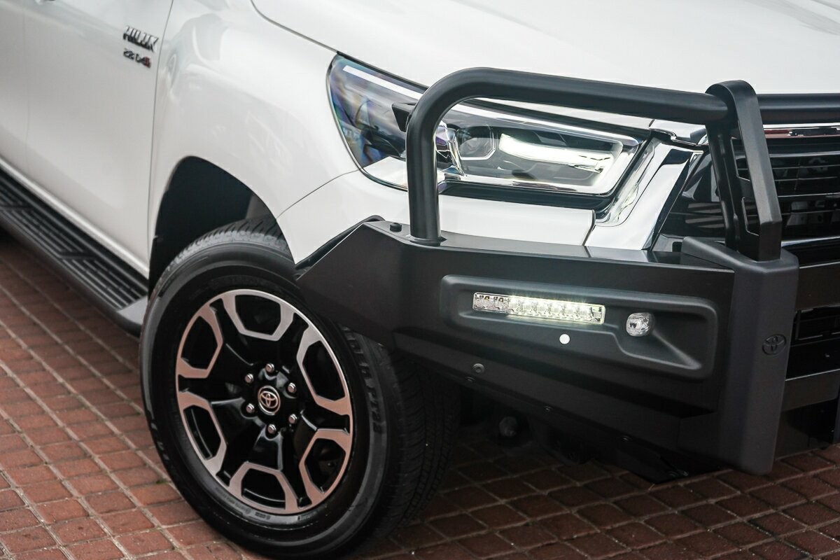 Toyota Hilux image 2