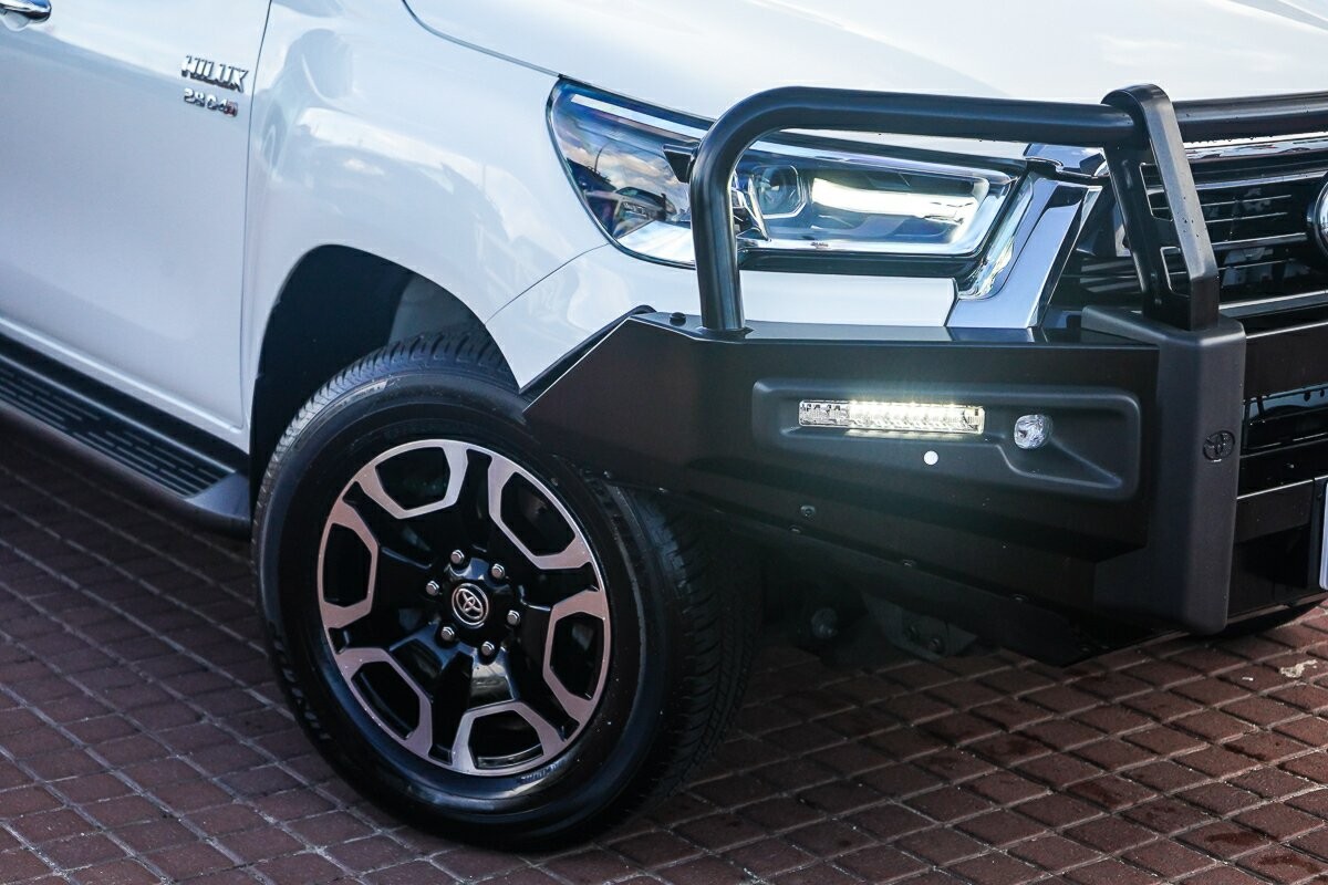 Toyota Hilux image 2