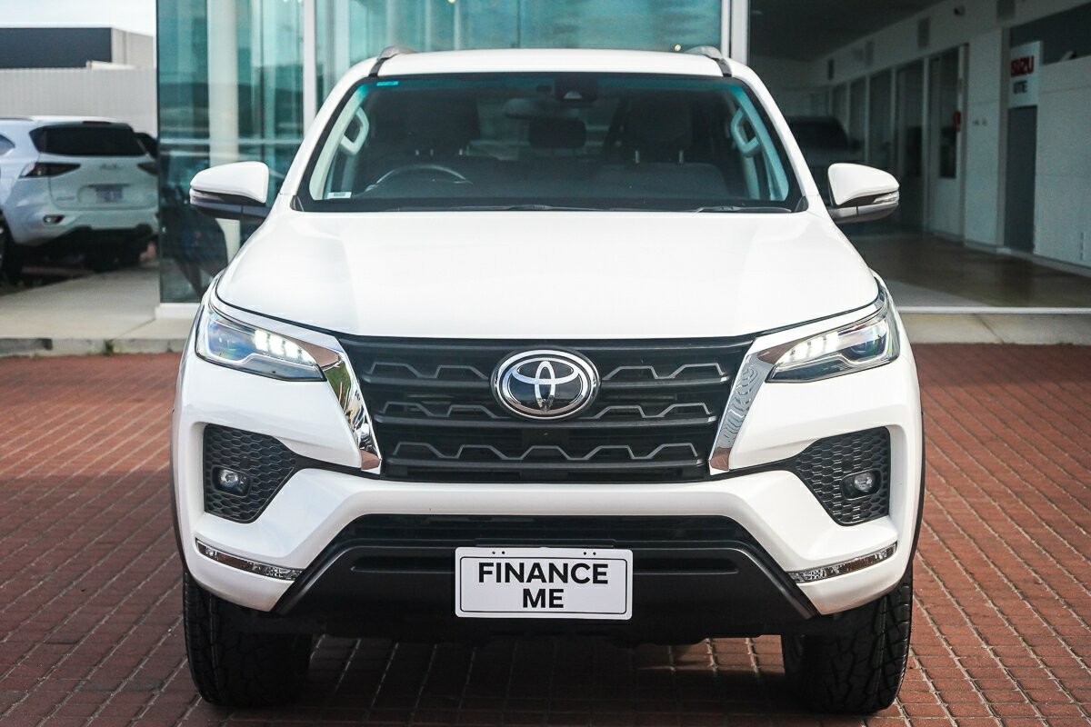 Toyota Fortuner image 3