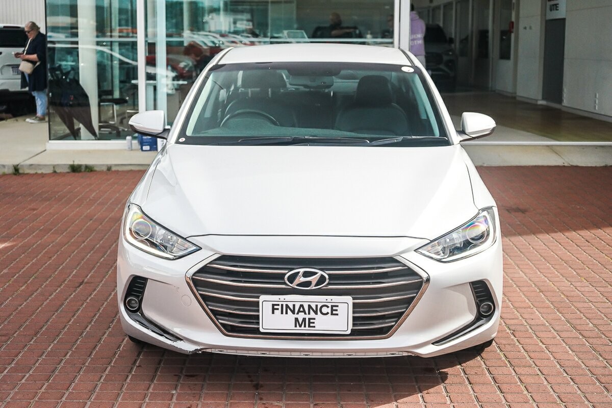 Hyundai Elantra image 3