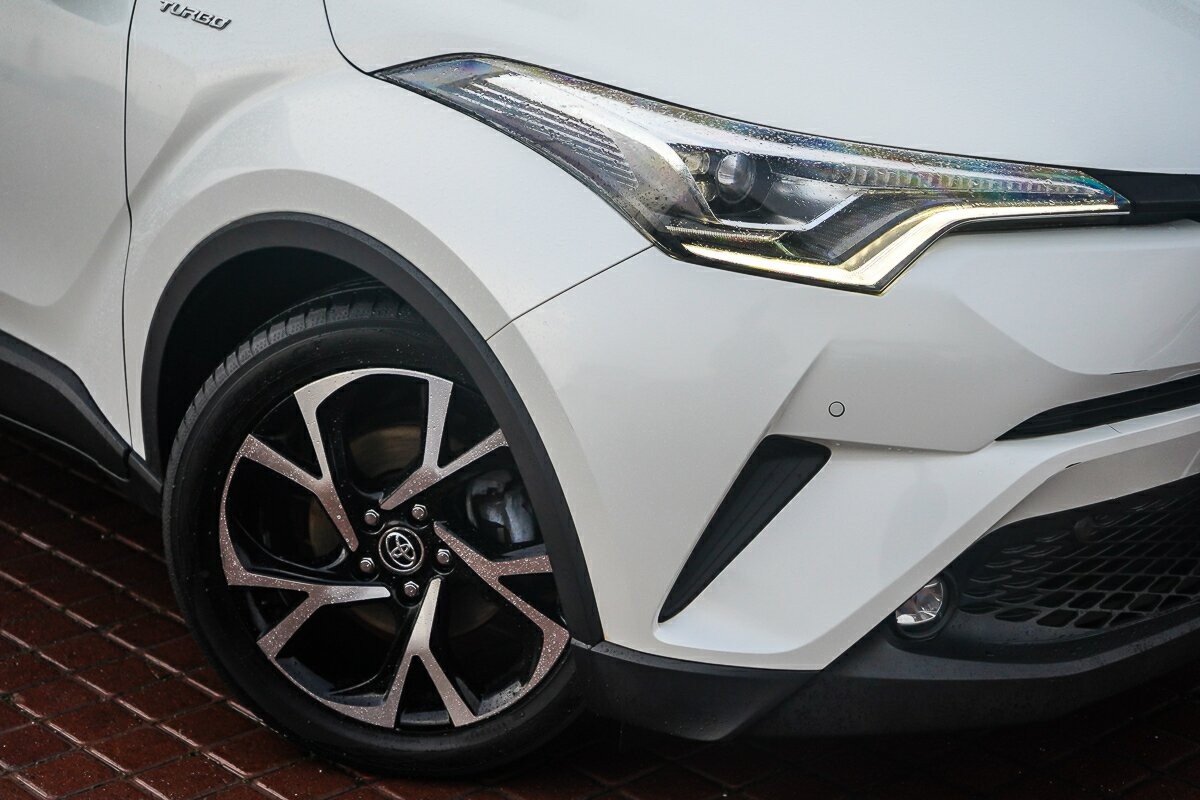 Toyota C-hr image 2