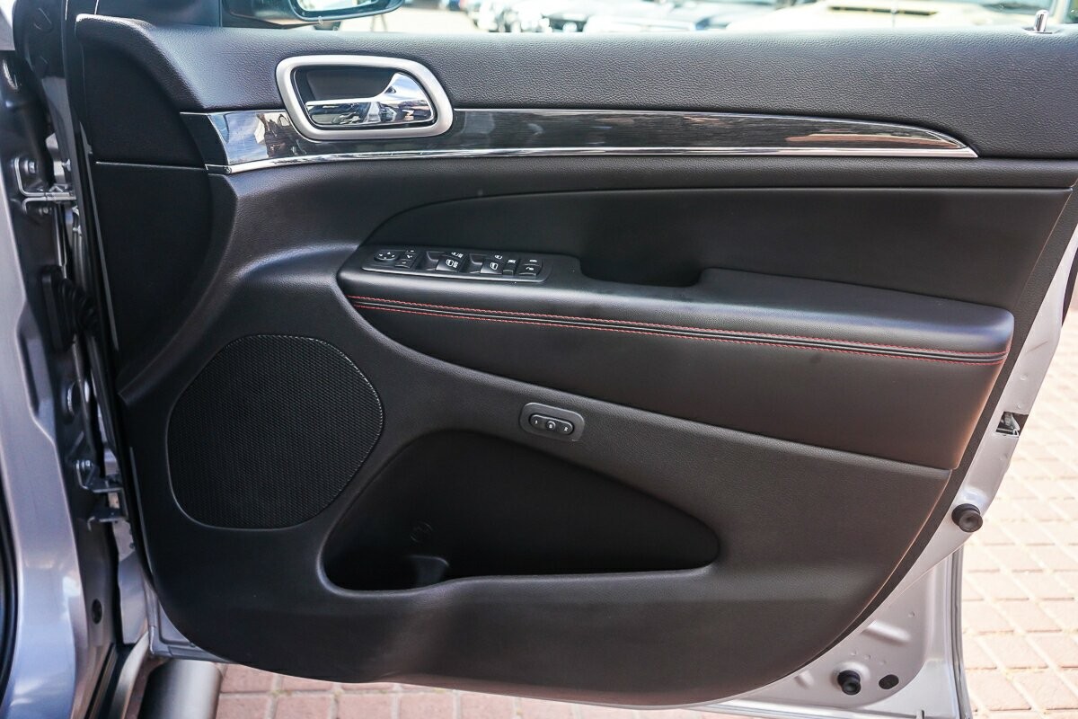 Jeep Grand Cherokee image 4