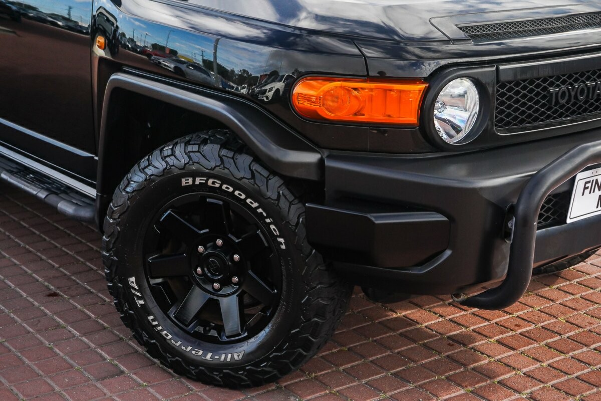 Toyota Fj Cruiser image 2