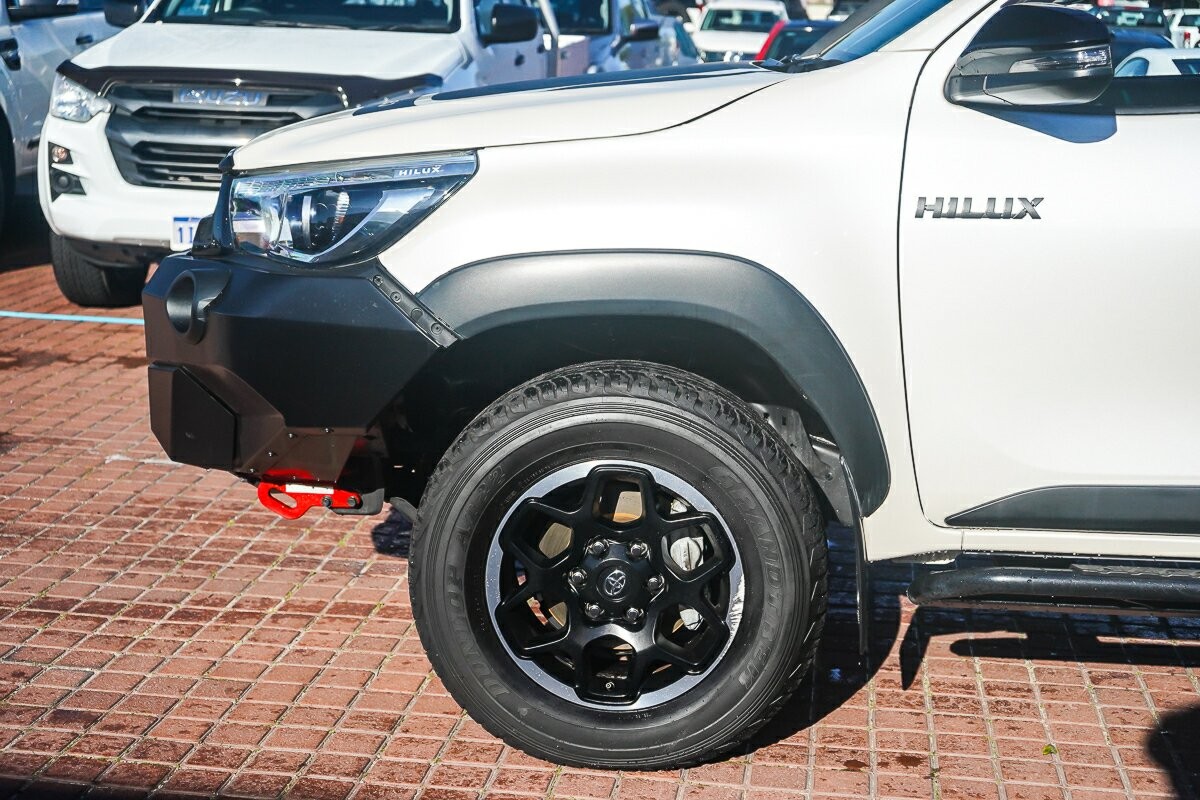 Toyota Hilux image 2