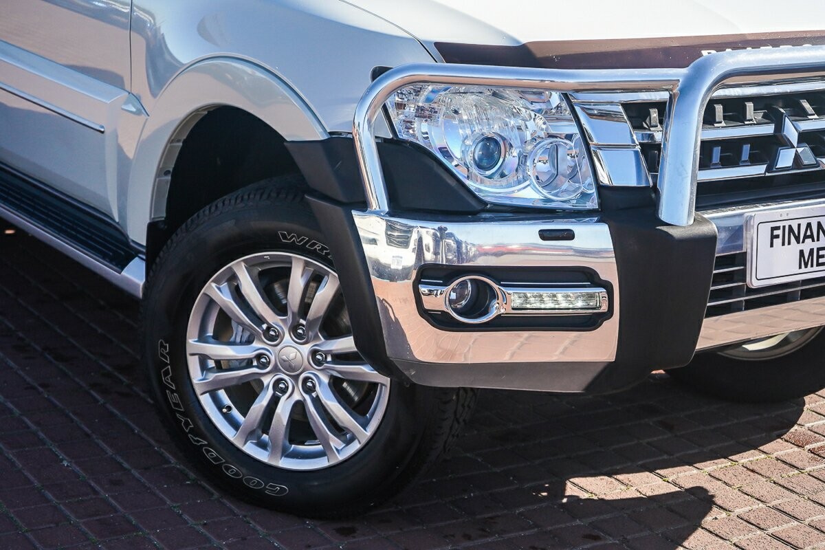 Mitsubishi Pajero image 2
