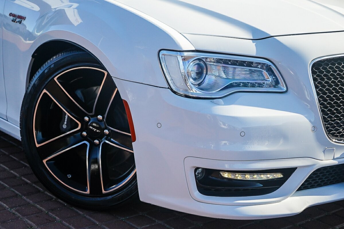 Chrysler 300 image 2