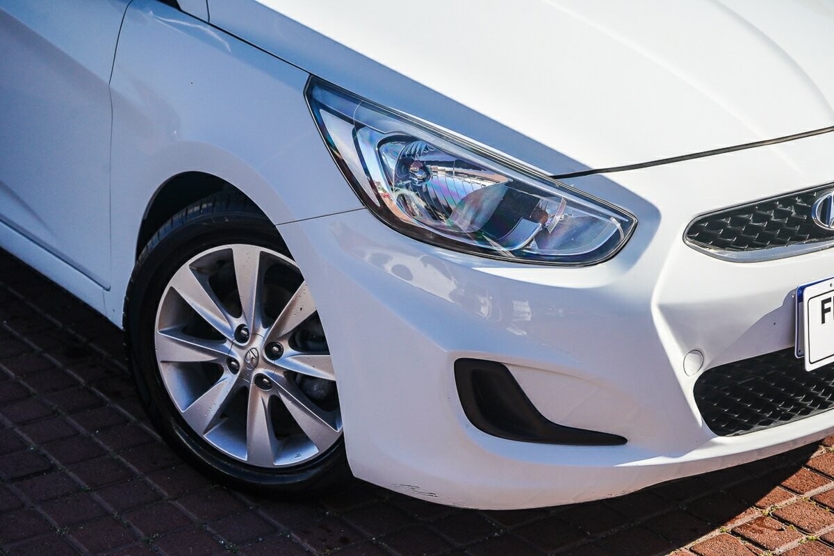 Hyundai Accent image 2