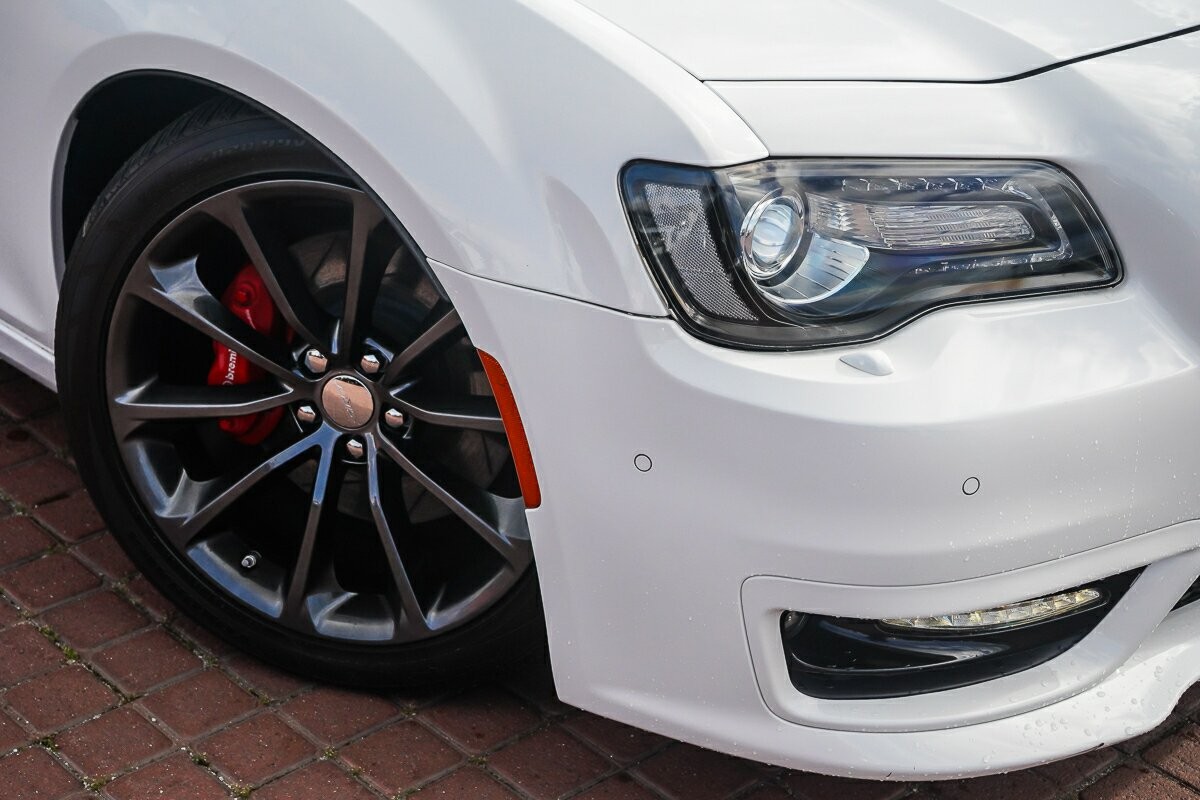 Chrysler 300 image 2