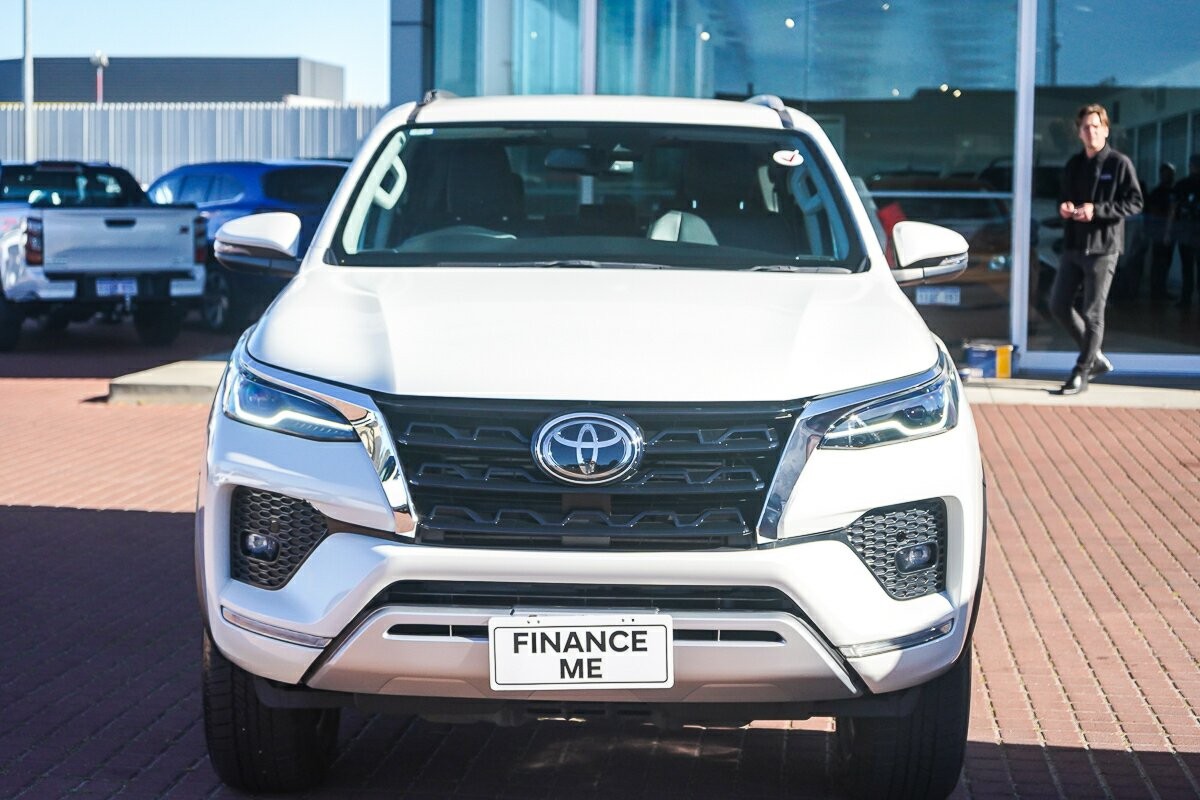 Toyota Fortuner image 3