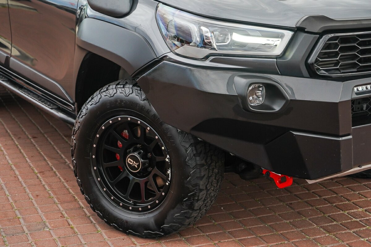 Toyota Hilux image 2