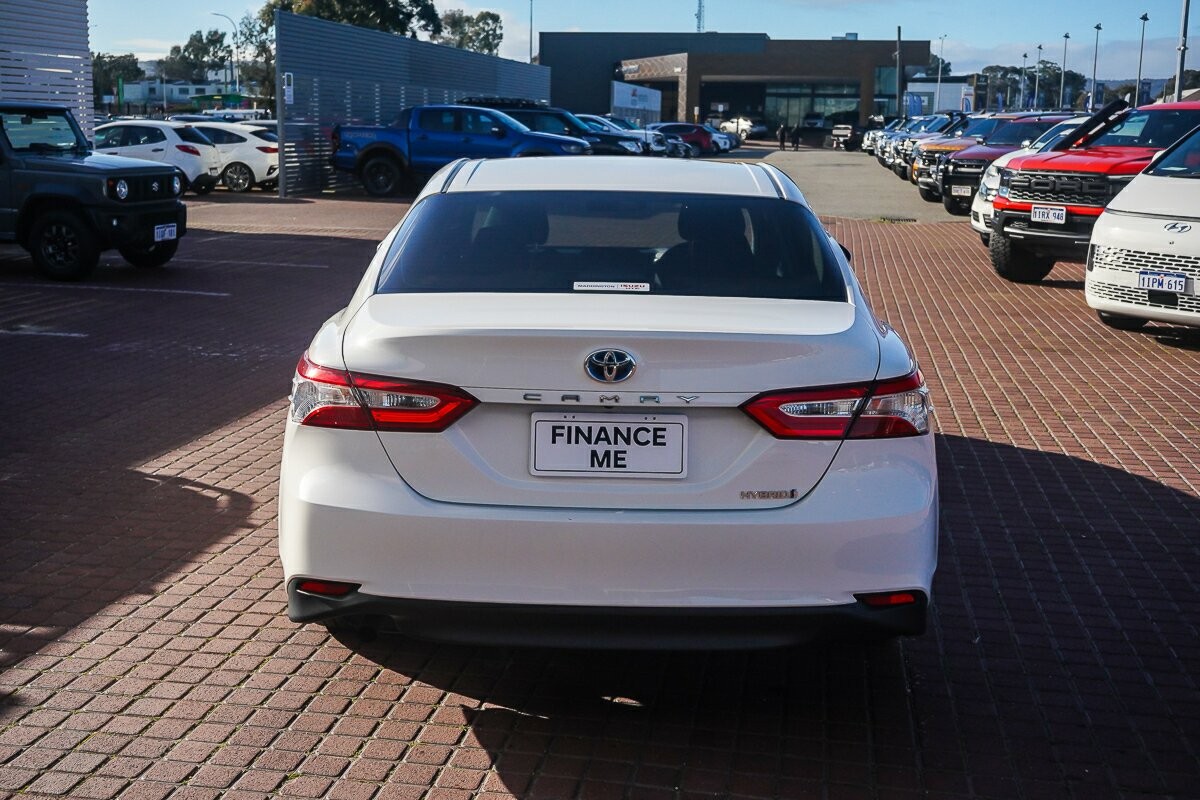 Toyota Camry image 4
