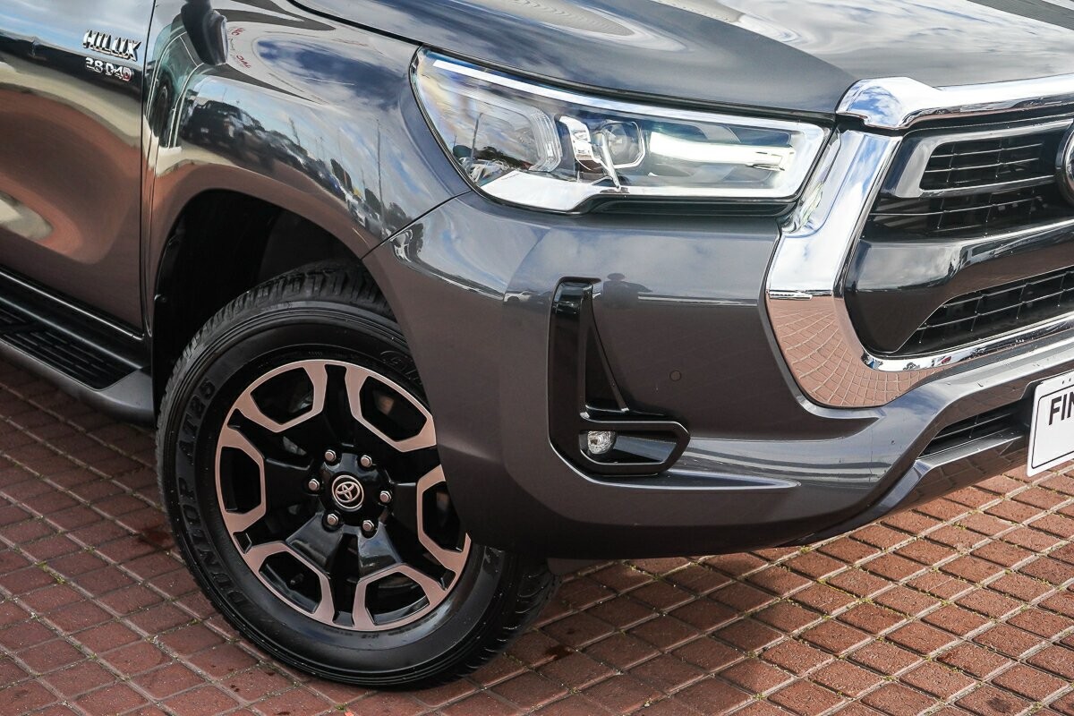Toyota Hilux image 2