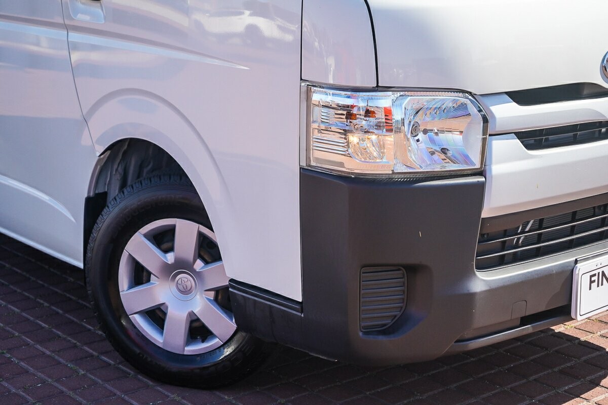 Toyota Hiace image 2