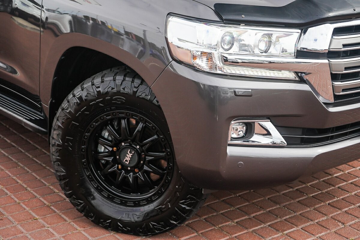 Toyota Landcruiser image 2