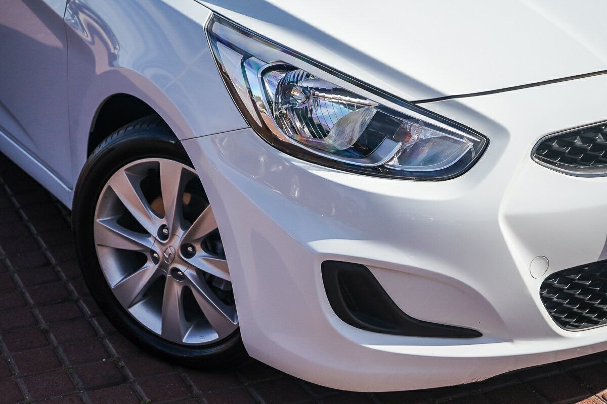 Hyundai Accent image 2