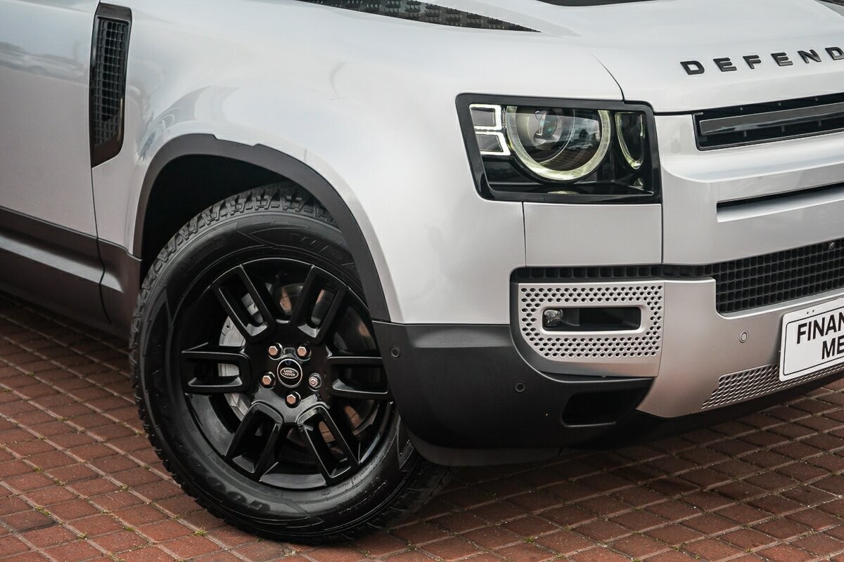 Land Rover Defender image 2