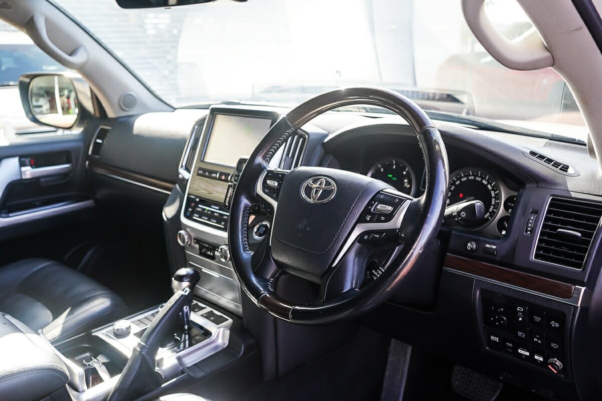 Toyota Landcruiser image 2