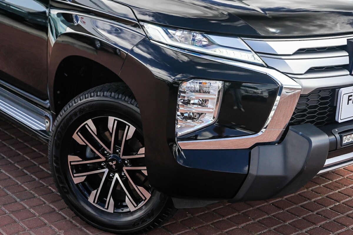 Mitsubishi Pajero Sport image 2