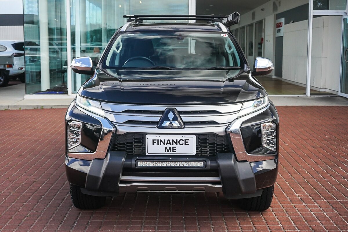 Mitsubishi Pajero Sport image 3