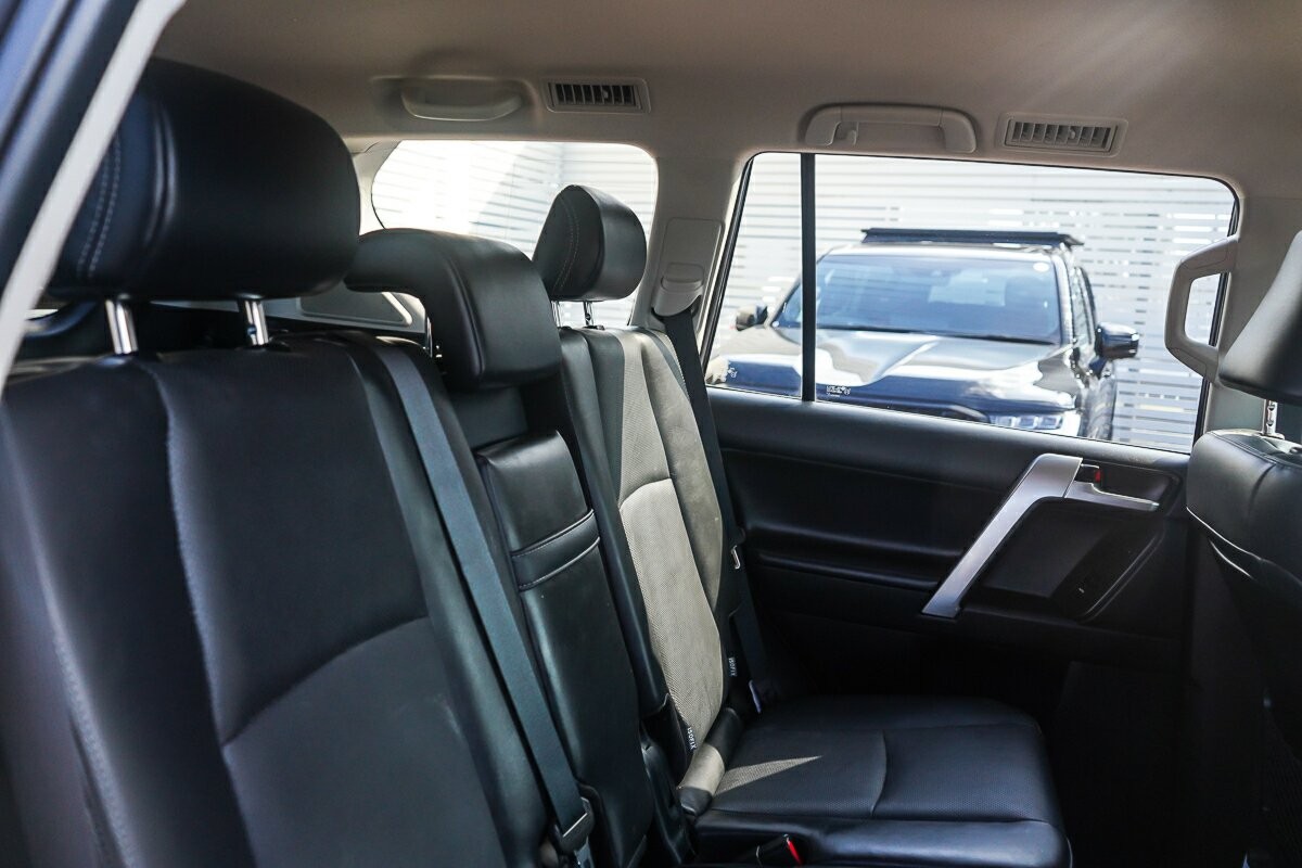 Toyota Landcruiser Prado image 2