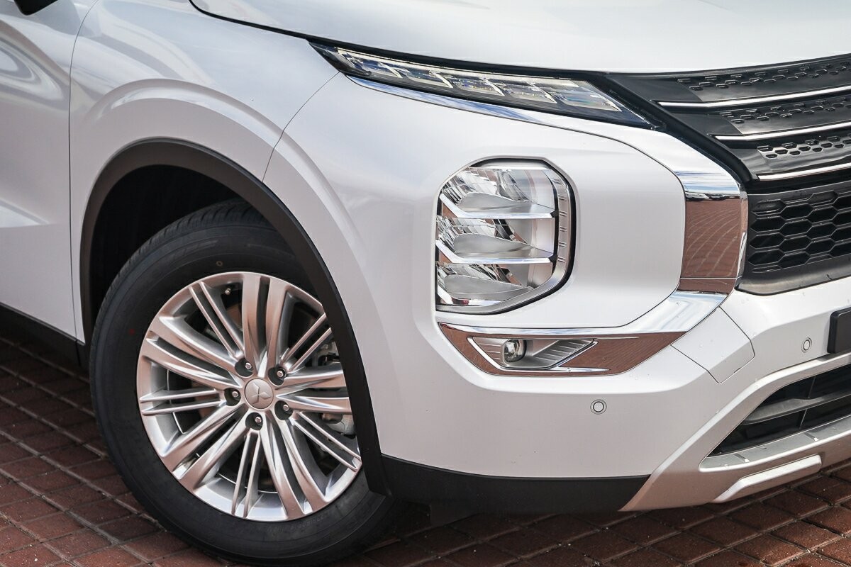 Mitsubishi Outlander image 2