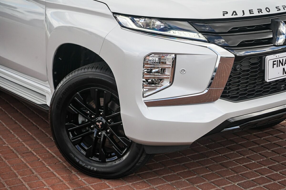 Mitsubishi Pajero Sport image 2