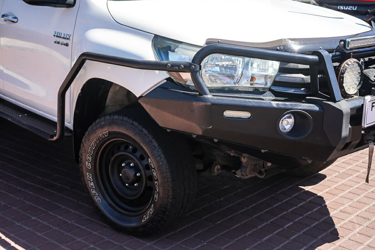 Toyota Hilux image 2