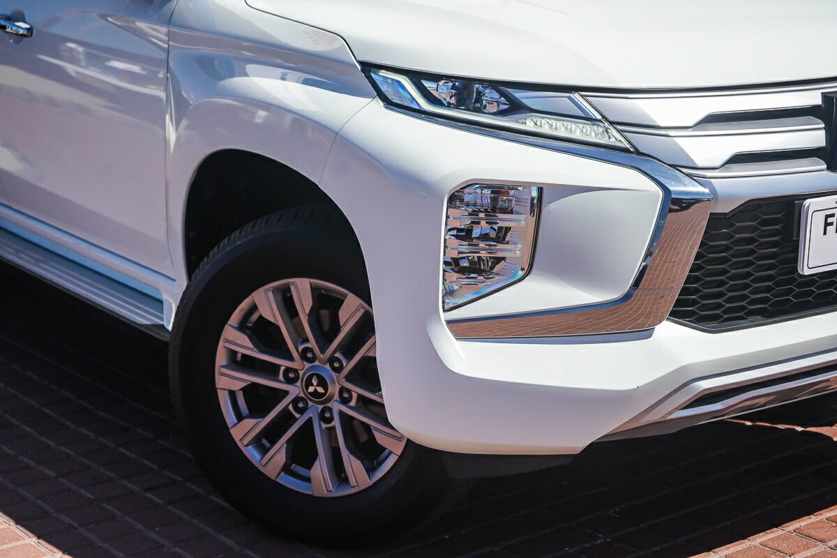 Mitsubishi Pajero Sport image 2