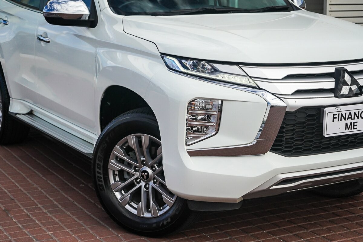 Mitsubishi Pajero Sport image 2