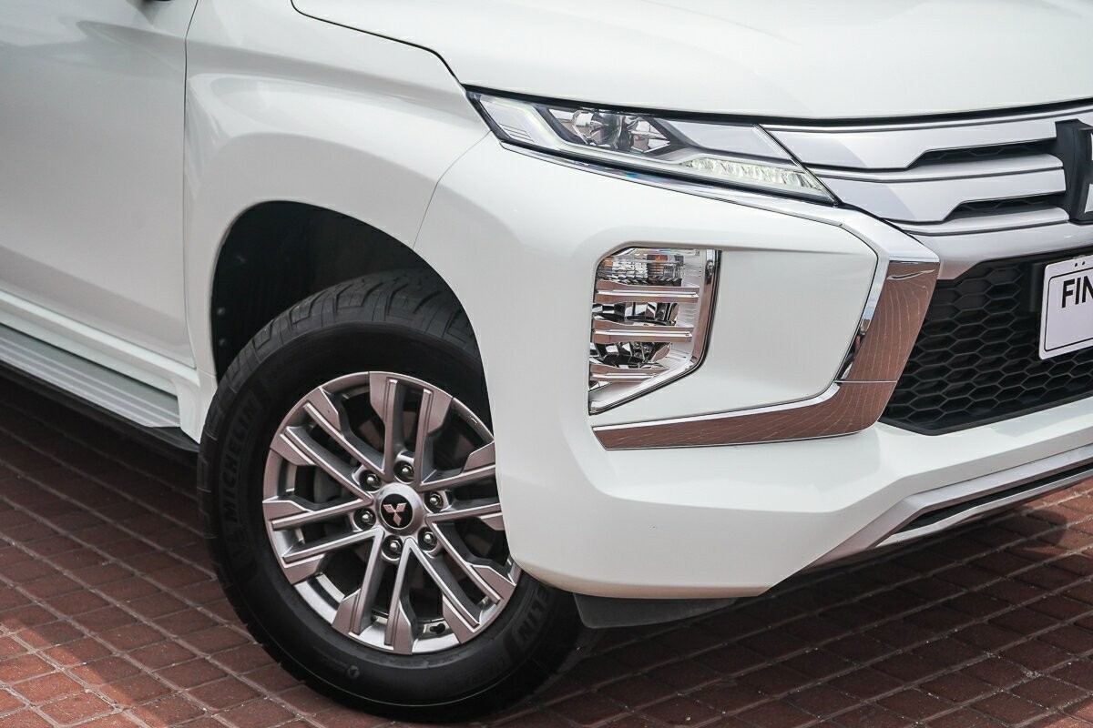 Mitsubishi Pajero Sport image 2