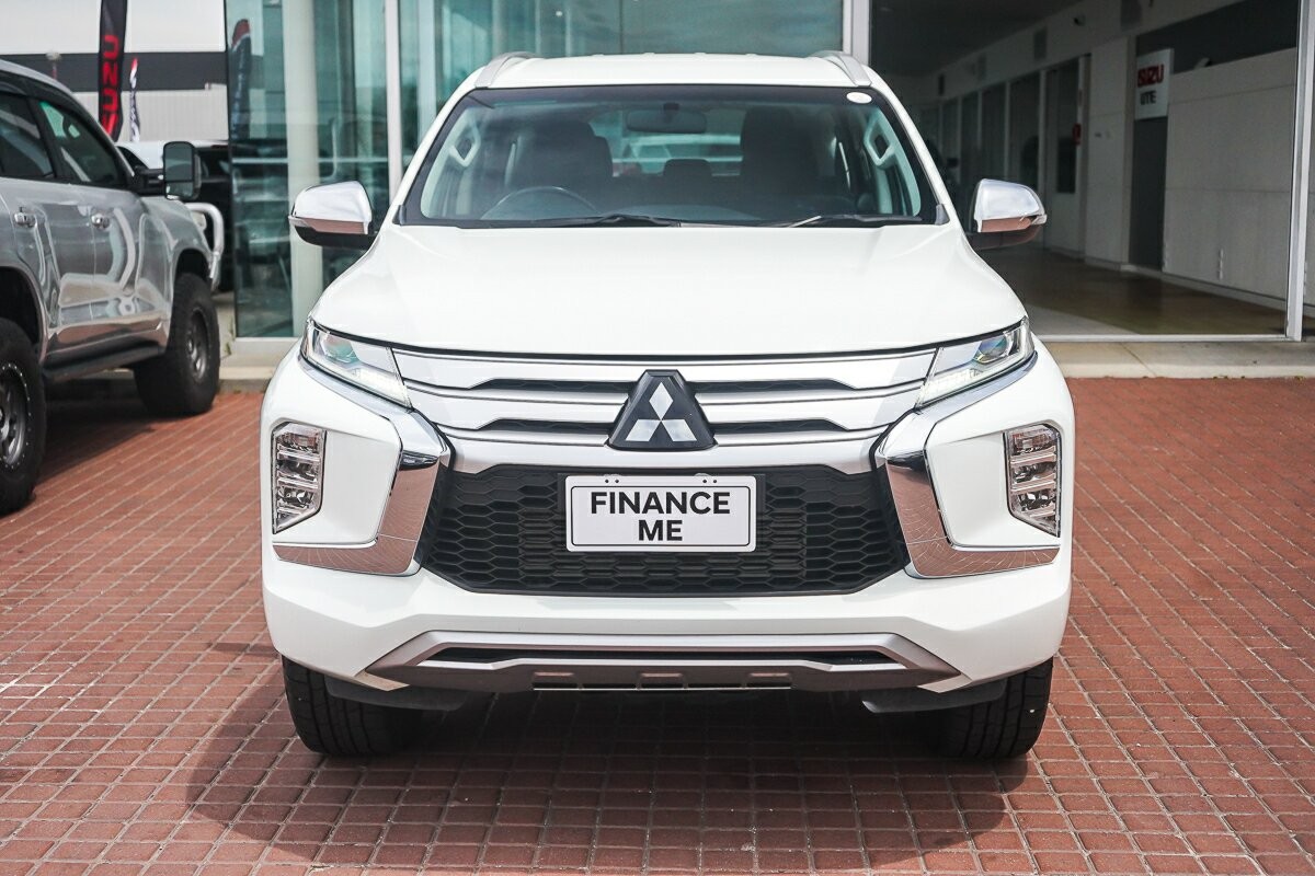 Mitsubishi Pajero Sport image 3