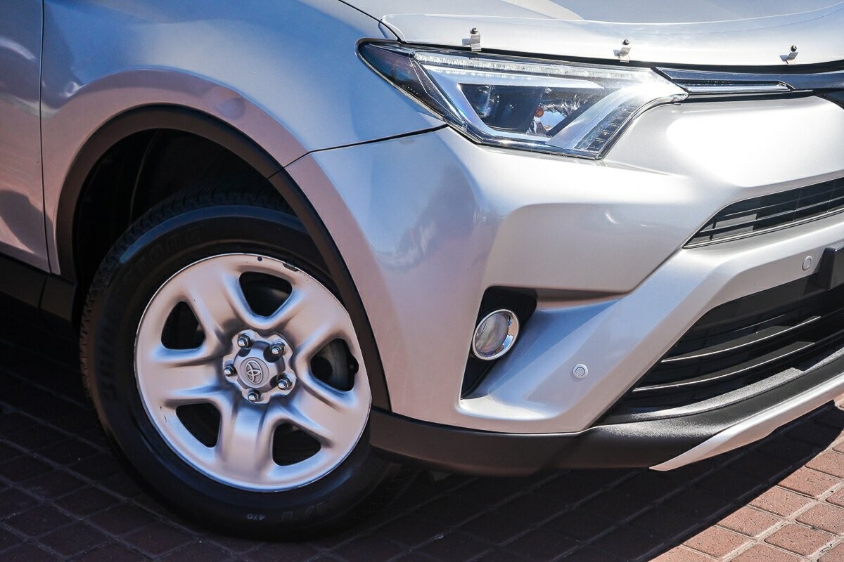 Toyota Rav4 image 2