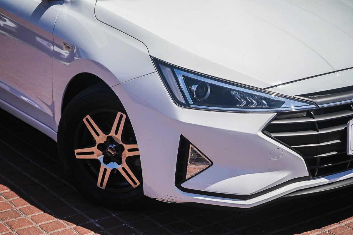 Hyundai Elantra image 2