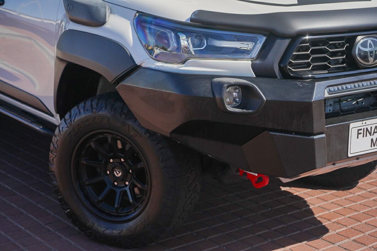 Toyota Hilux image 2