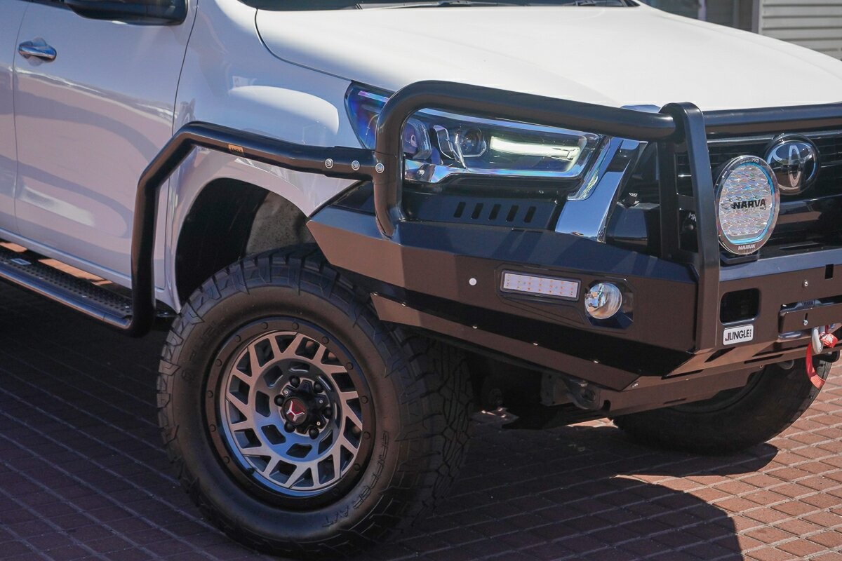 Toyota Hilux image 2