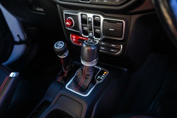 https://vehicle-cdn.autoleague.cloud/32225_81009622_17.jpg