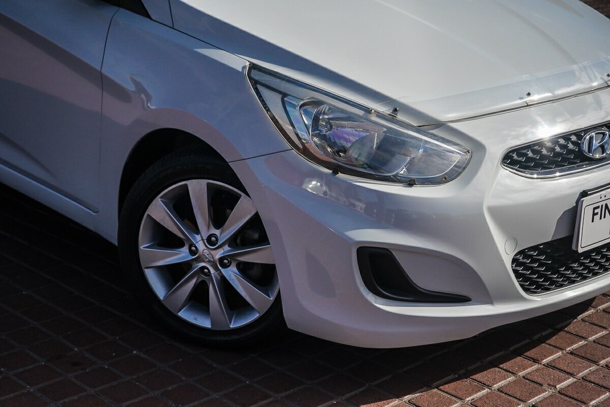 Hyundai Accent image 2