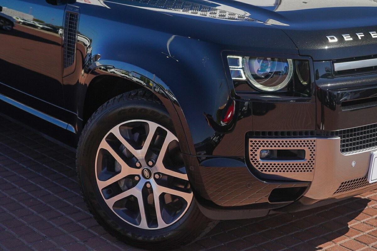 Land Rover Defender image 2